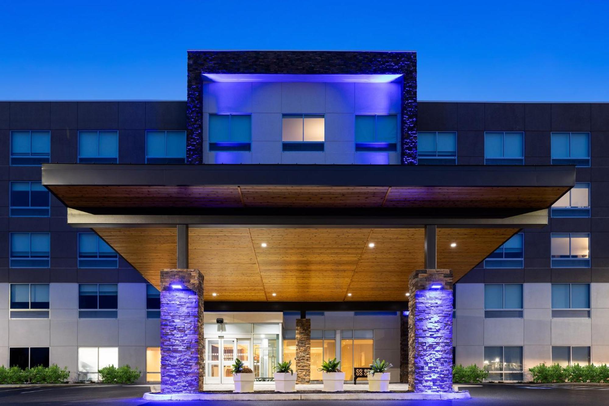 Holiday Inn Express & Suites Waynesboro East Exterior photo